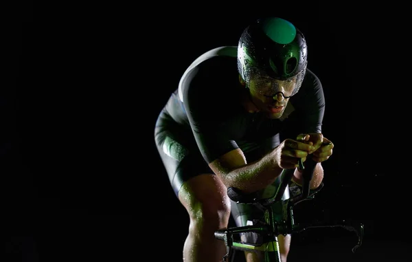 Triatlón atleta montar bicicleta rápido por la noche — Foto de Stock