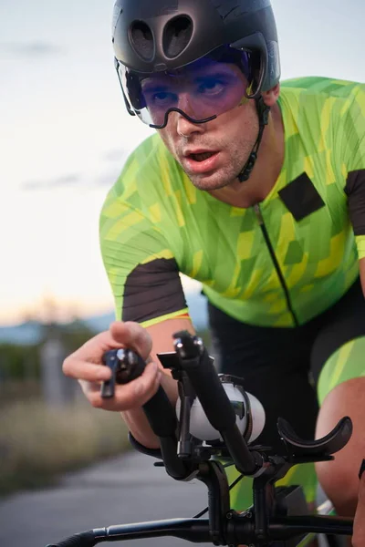 Atleta di triathlon in bicicletta — Foto Stock