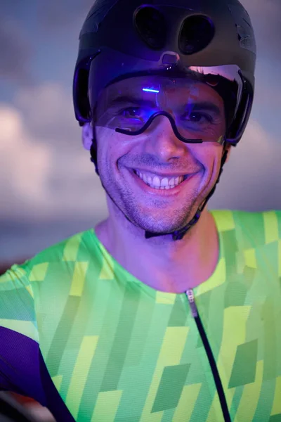 Portret sportowca triatlonu podczas treningu rowerowego — Zdjęcie stockowe