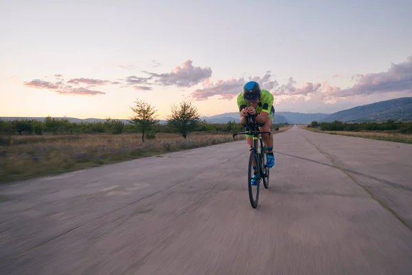 Triatlon atleet rijden een fiets — Stockfoto