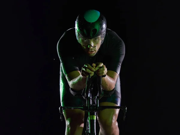 Triathlon idrottare ridning cykel snabbt på natten — Stockfoto