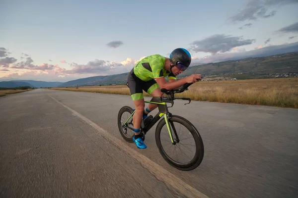 Triathlon idrottare rida en cykel — Stockfoto