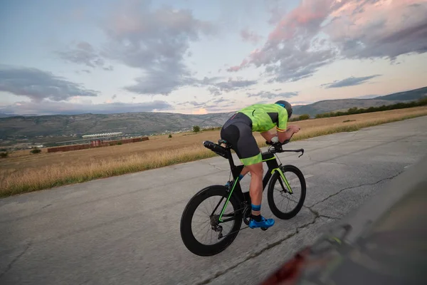 Triatlo atleta andar de bicicleta — Fotografia de Stock