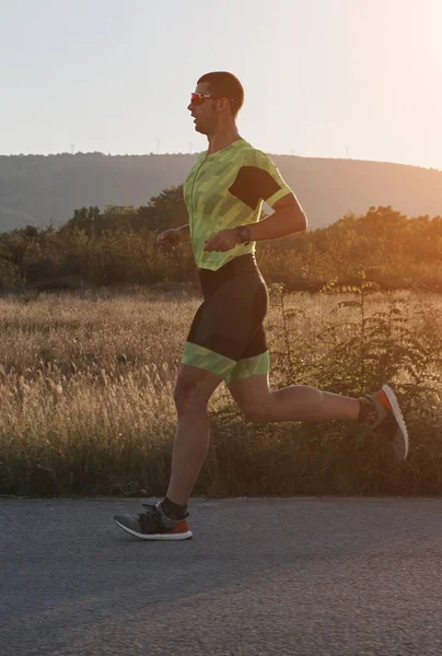 Triatlon atleet draait op ochtend trainig — Stockfoto