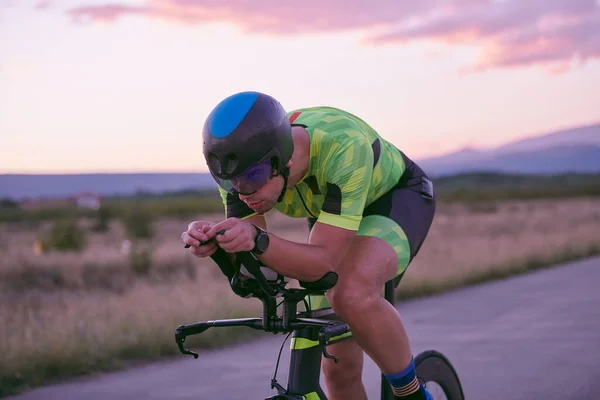 Triatlo atleta andar de bicicleta — Fotografia de Stock