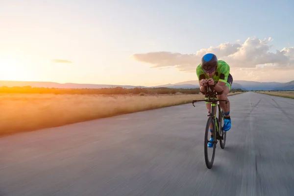 Triathlet auf dem Fahrrad — Stockfoto