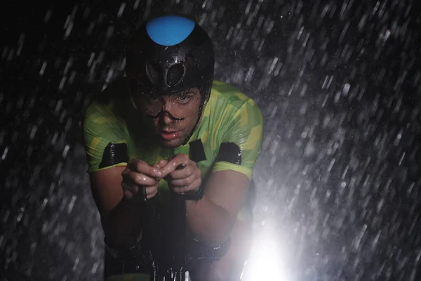 Triatlón atleta montar bicicleta rápido en la noche lluviosa — Foto de Stock