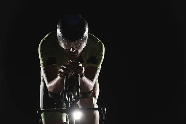 Triatlón atleta montar bicicleta rápido por la noche —  Fotos de Stock