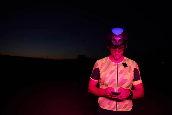 Atleta ciclista tendo uma pausa usando telefone inteligente — Fotografia de Stock