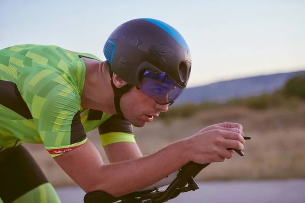 Atleta di triathlon in bicicletta — Foto Stock