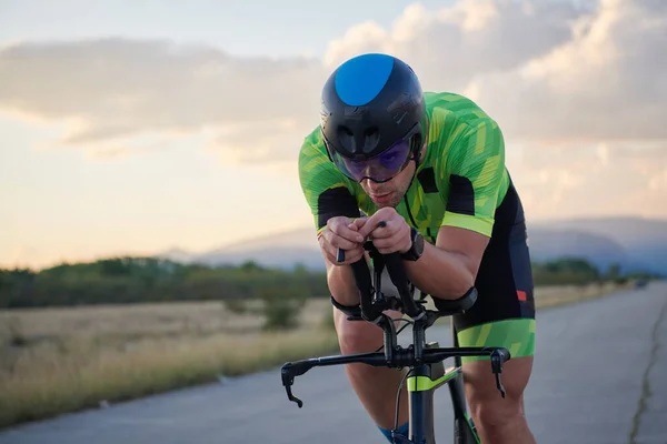 Triatlo atleta andar de bicicleta — Fotografia de Stock