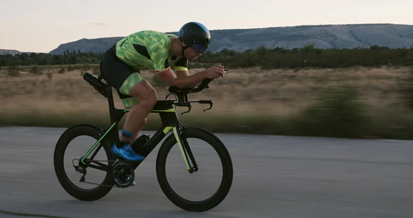 Triatlón atleta montar una bicicleta — Foto de Stock