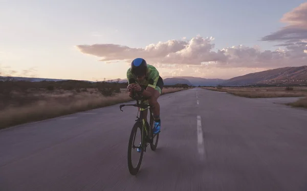 Atleta di triathlon in bicicletta — Foto Stock