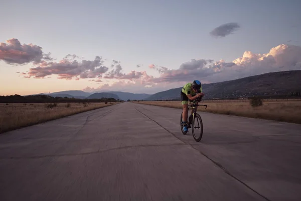 Triatlo atleta andar de bicicleta — Fotografia de Stock