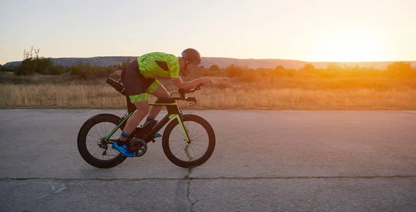 Triatlon atleet rijden een fiets — Stockfoto
