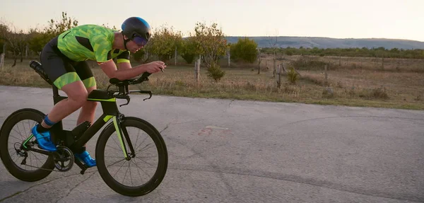 Triatlon atleet rijden een fiets — Stockfoto