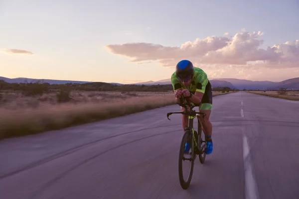 Atleta di triathlon in bicicletta — Foto Stock