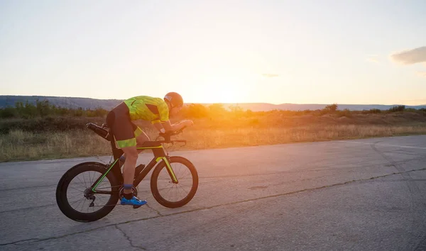 Triatlon atleet rijden een fiets — Stockfoto