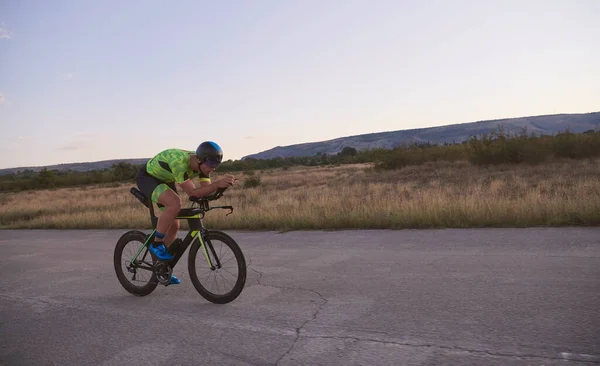 Triatlo atleta andar de bicicleta — Fotografia de Stock