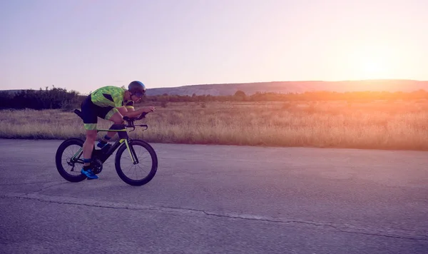 Triathlet auf dem Fahrrad — Stockfoto