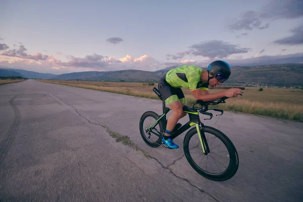 Bisiklet süren triatlon sporcusu — Stok fotoğraf