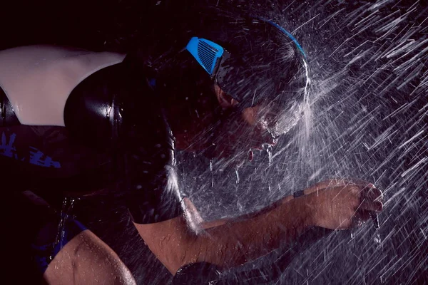 Triatlón atleta montar bicicleta rápido en la noche lluviosa —  Fotos de Stock