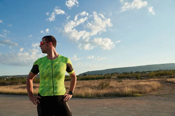 Atleta triatlo descansando e definindo smartwatch — Fotografia de Stock