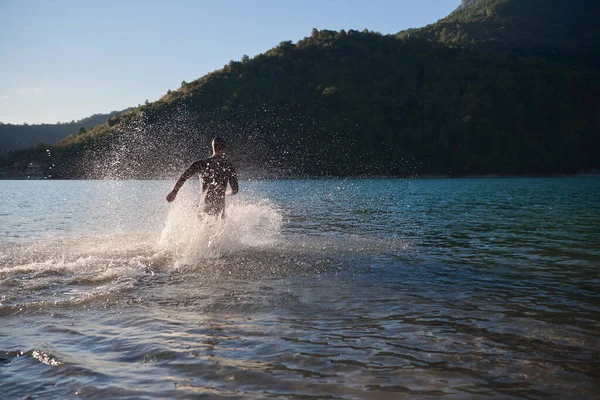 Triathlon idrottare börjar simma träning på sjön — Stockfoto