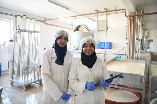 Equipe mulher de negócios na empresa local de produção de queijo — Fotografia de Stock