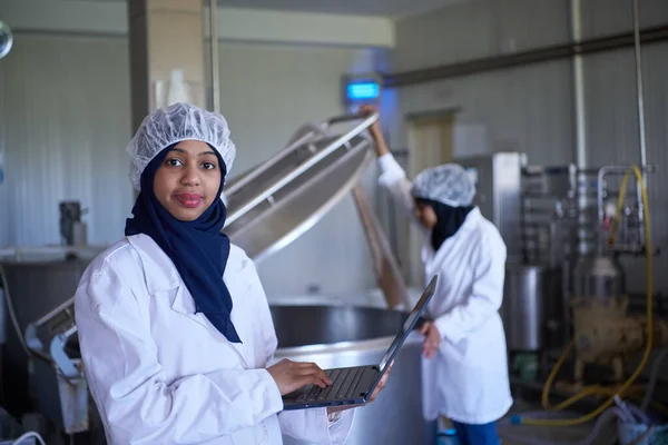 Equipo de mujeres de negocios en la empresa local de producción de queso —  Fotos de Stock