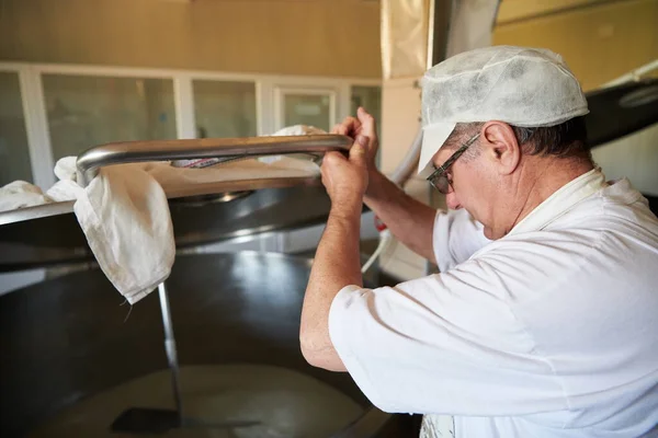 Queijo produção cheesemaker trabalhando na fábrica — Fotografia de Stock