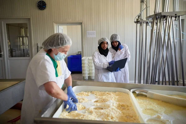 Trabalhadores que preparam leite cru para a produção de queijo — Fotografia de Stock