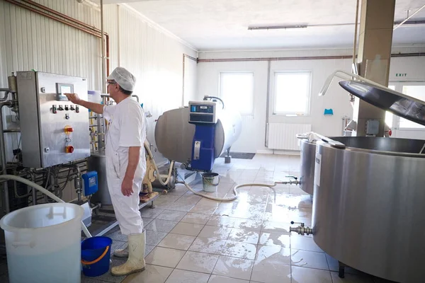 Käseherstellung Käsemacher arbeitet in Fabrik — Stockfoto