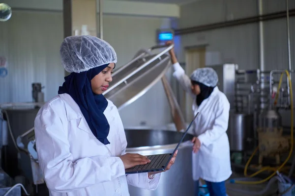 Equipo de mujeres de negocios en la empresa local de producción de queso —  Fotos de Stock