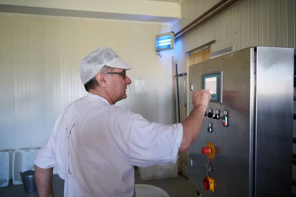 Käseherstellung Käsemacher arbeitet in Fabrik — Stockfoto