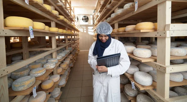 Afrikaanse zwarte moslim zakenvrouw in lokale kaas productiebedrijf — Stockfoto