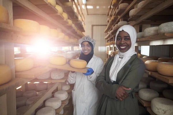 Affärskvinna team i lokala ost produktionsbolag — Stockfoto
