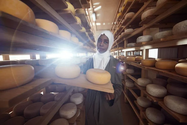 Afrikalı siyahi Müslüman kadın yerel peynir üretim şirketinde çalışıyor. — Stok fotoğraf