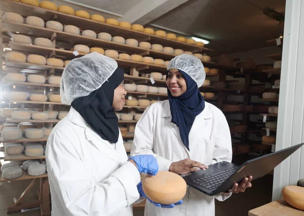 Équipe de femmes d'affaires dans une entreprise locale de production de fromage — Photo