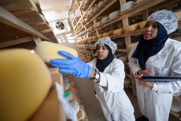 Equipe mulher de negócios na empresa local de produção de queijo — Fotografia de Stock