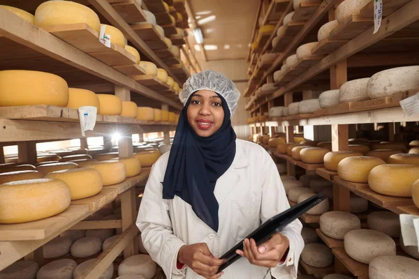 Afrykański czarny muzułmanin biznes kobieta w lokalnym ser produkcji firmy — Zdjęcie stockowe