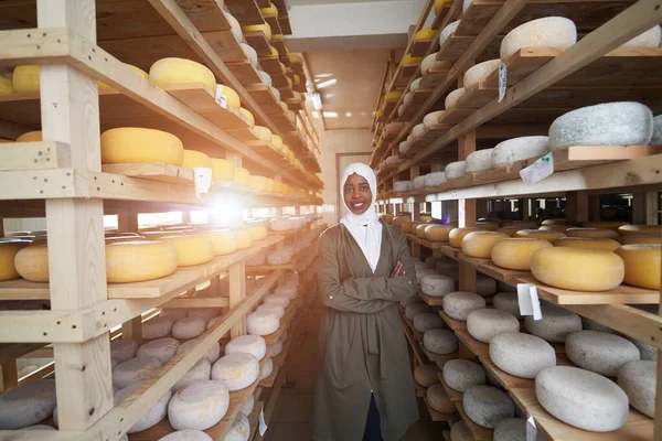 Mulher de negócios muçulmana negra africana na empresa local de produção de queijo — Fotografia de Stock