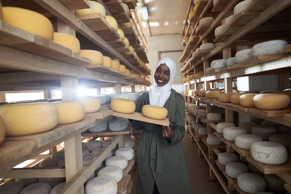 Afrikaanse zwarte moslim zakenvrouw in lokale kaas productiebedrijf — Stockfoto