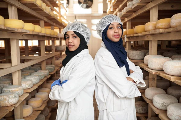 Affärskvinna team i lokala ost produktionsbolag — Stockfoto