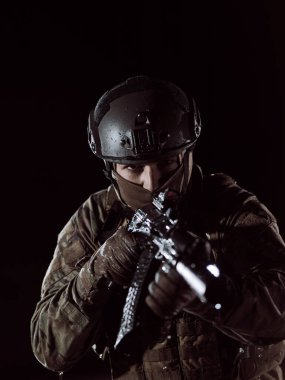 Gece görevinde tam teçhizatlı asker
