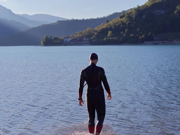 Portret triathlonisty ubrany w strój kąpielowy na treningu — Zdjęcie stockowe