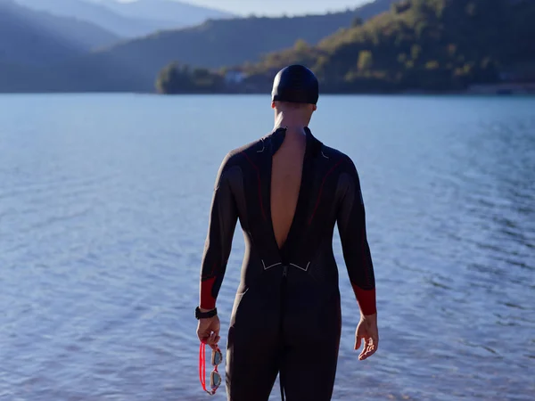 Retrato de nadador de triatleta con traje de neopreno en el entrenamiento —  Fotos de Stock
