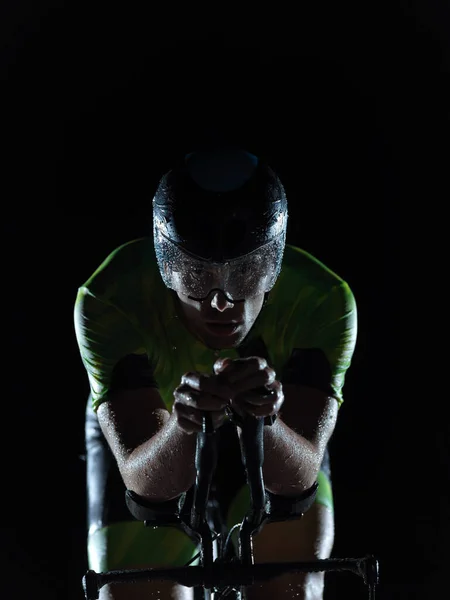 Triatlon atléta lovaglás kerékpár esős éjszakán — Stock Fotó