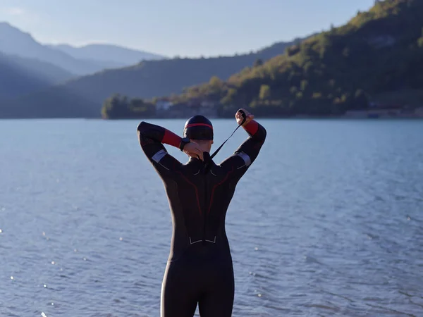 Triatleet zwemmer portret dragen wetsuit op training — Stockfoto