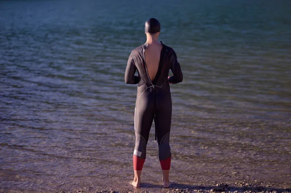 Triathletin schwimmt im Neoprenanzug beim Training — Stockfoto